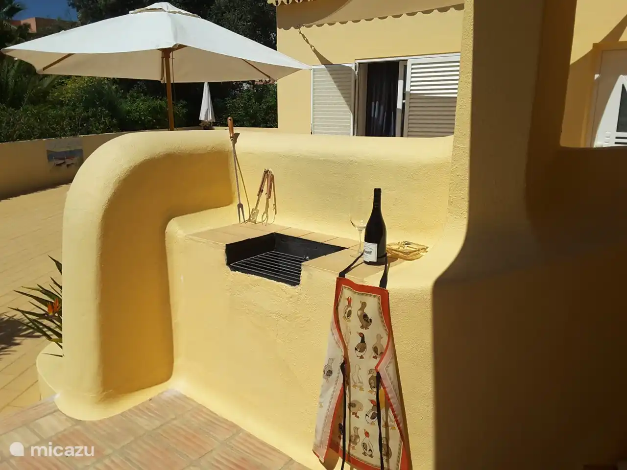 Ein praktischer Grill auf der Terrasse.