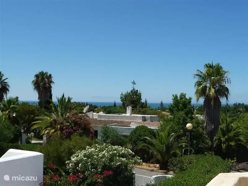 Von der großen Dachterrasse einen wunderschönen Blick über das Grün des Parks auf das Meer.