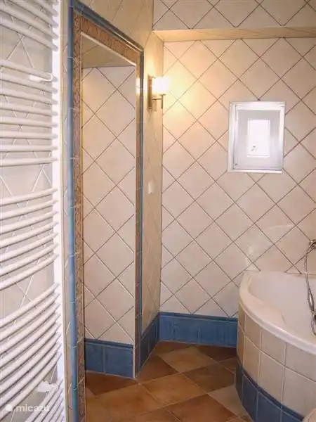 Baño con gran bañera para 2 personas y cabina de ducha separada