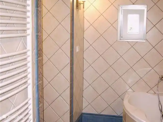 vakantiehuis huren in Tsjechië, Hradec Králové, Lampertice – Vakantiehuis DAVRI Badkamer met groot 2-persoons bad en aparte douchecel