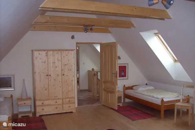 Dormitorio de arriba con 4 camas.