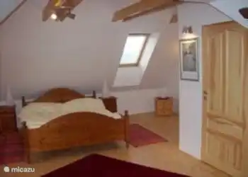 dormitorio de arriba con una cama doble