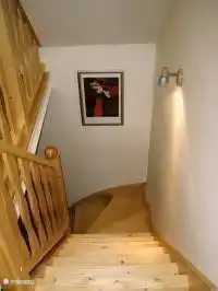 Hermosa escalera de madera