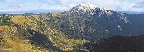 Visite el Snezka (1602 m) a pie o en teleférico. En la parte superior tiene una vista de Polonia y la República Checa.