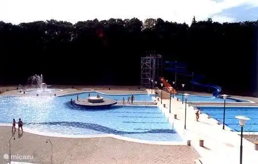 Paraíso de natación en Trutnov con piscinas cubiertas y al aire libre.