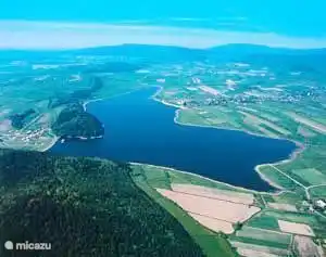 A 7 km de distancia en bicicleta se puede nadar, surfear y pescar en el lago Bukowka (Polonia).