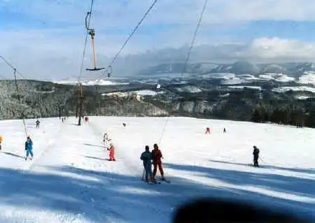Estación de esquí Prkenny Dul (6 km). Aquí se puede esquiar, esquiar a campo traviesa y hacer snowboard.