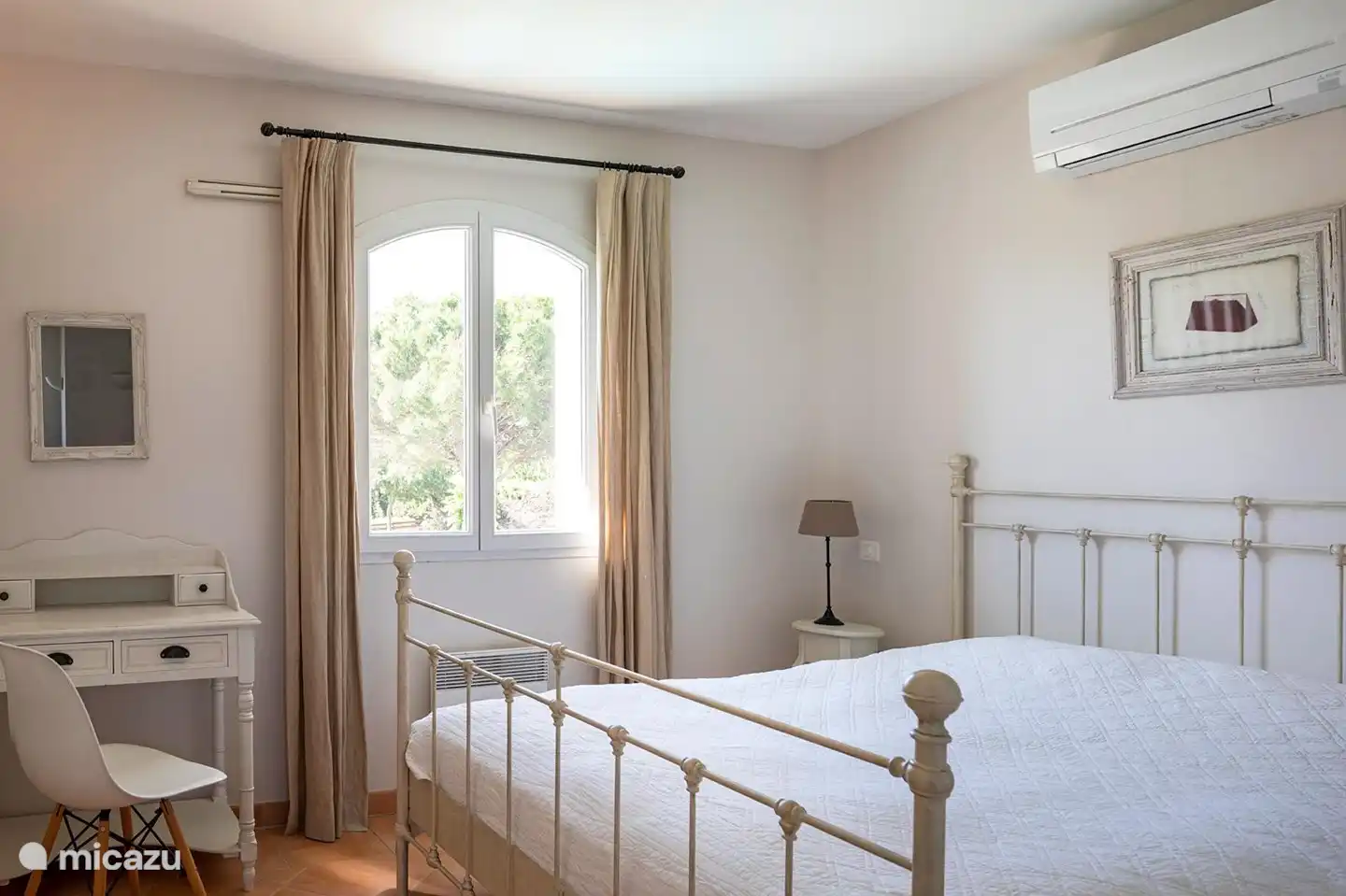 Schlafzimmer mit Meerblick auf dem Boden