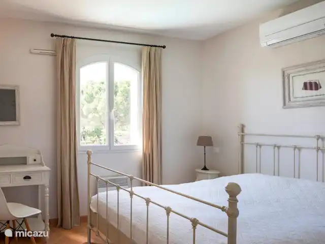 villa reve en Francia, Costa Azul, Sainte-Maxime - villa Dormitorio con vista al mar en el primer piso