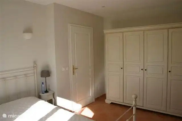 Schlafzimmer mit großem Wäscheschrank auf dem Boden