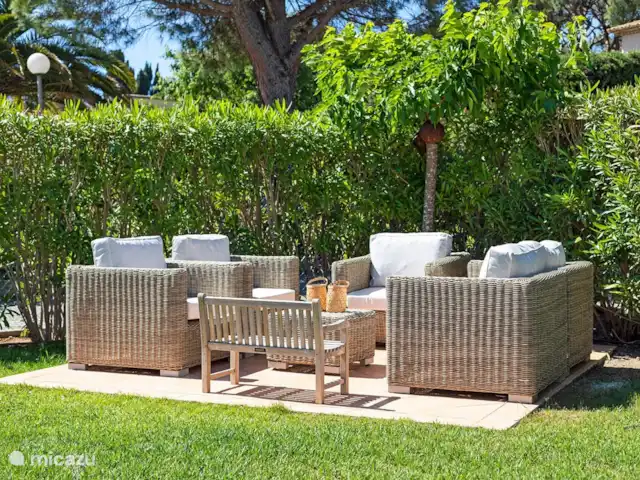 villa reve en Francia, Costa Azul, Sainte-Maxime - villa Salón rincón en el jardín