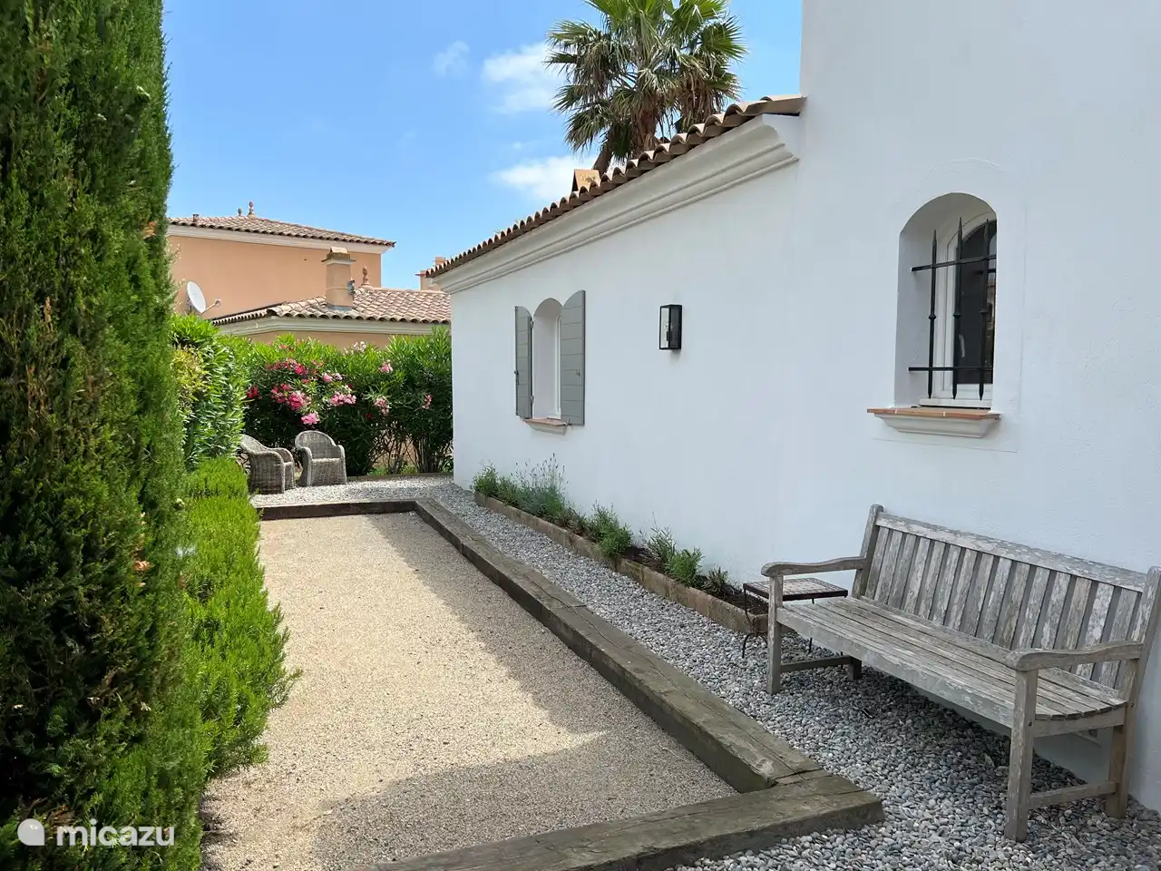 Rückseite mit Jeu-de-Boules-Bahn