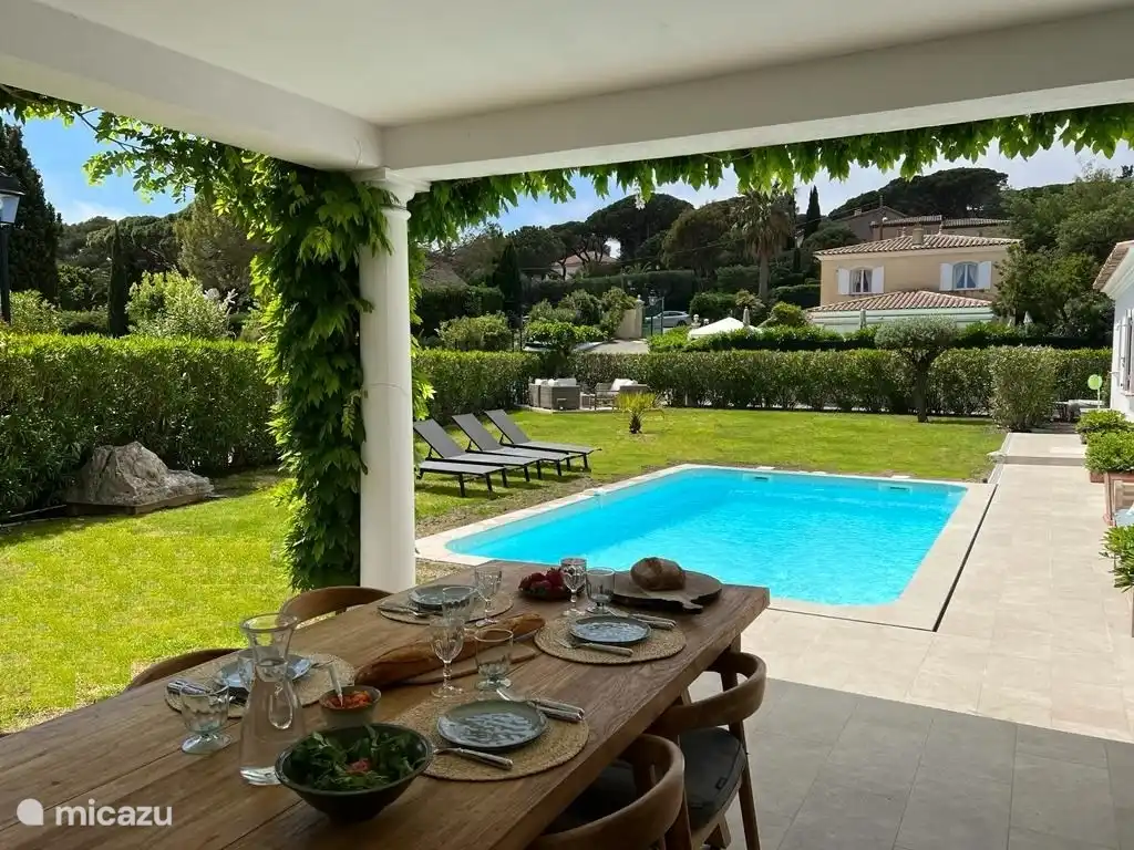 Überdachte Terrasse mit Essbereich
