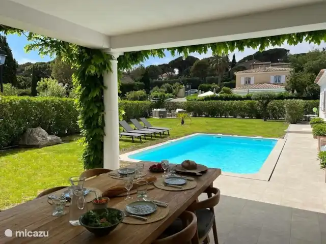 villa reve en Francia, Costa Azul, Sainte-Maxime - villa Terraza cubierta con zona de comedor