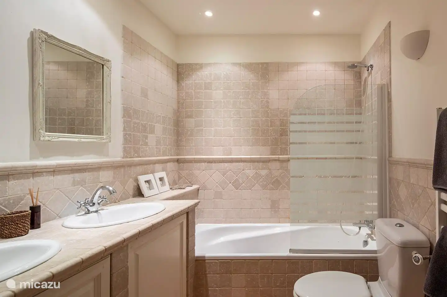 Badezimmer im Erdgeschoss mit Badewanne mit Duschbereich, Doppelwaschbecken mit Möbeln und Toilette