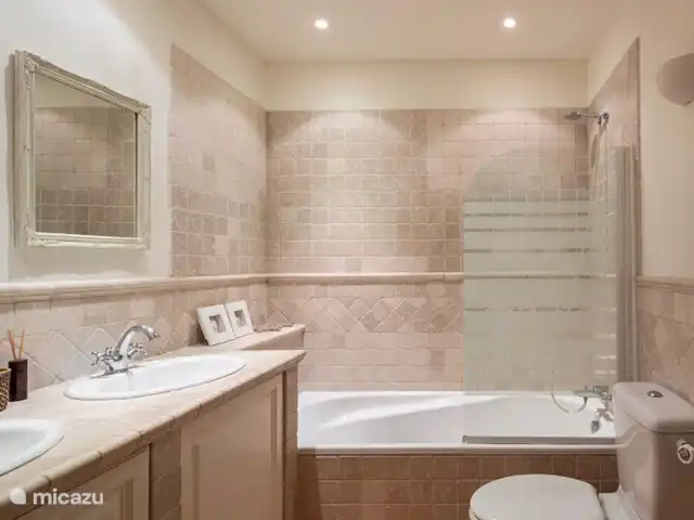villa reve en Francia, Costa Azul, Sainte-Maxime - villa Baño planta baja con bañera con zona de ducha, lavabo doble con mueble y aseo