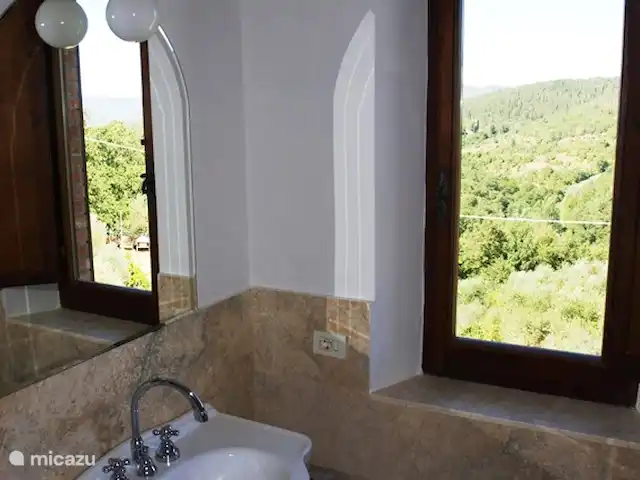Cas'al Verde huren in Italië, Toscane, Castellina In Chianti - villa Eén van de drie badkamers. Elk met douchecabine. De grote badkamer beneden bestaat uit twee kleine badkamers met douchecabine/wc.