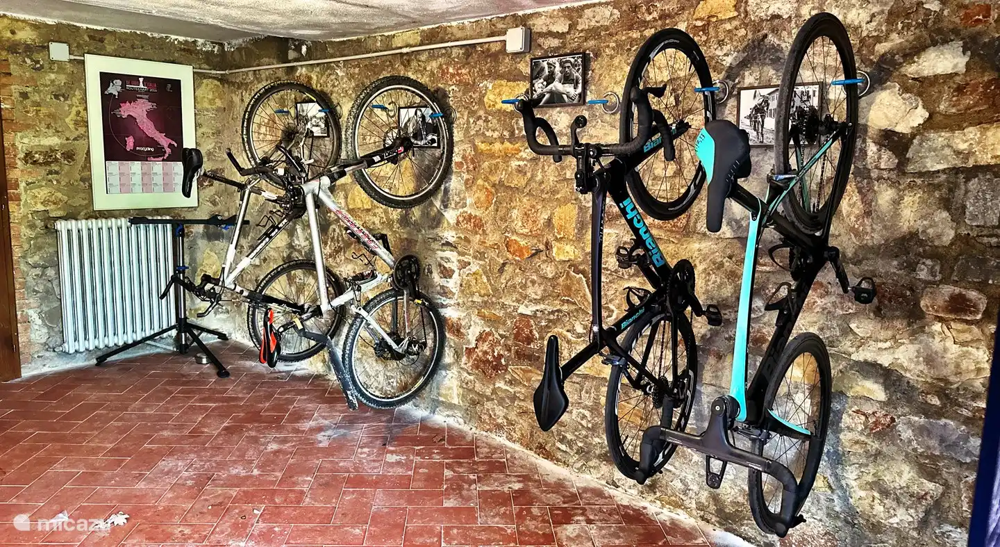 Garage à vélos avec toutes sortes d'installations.