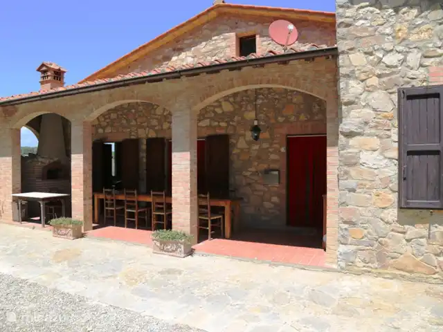 Cas'al Verde huren in Italië, Toscane, Castellina In Chianti - villa Voorkant/arcade met pizzaoven en barbecue.