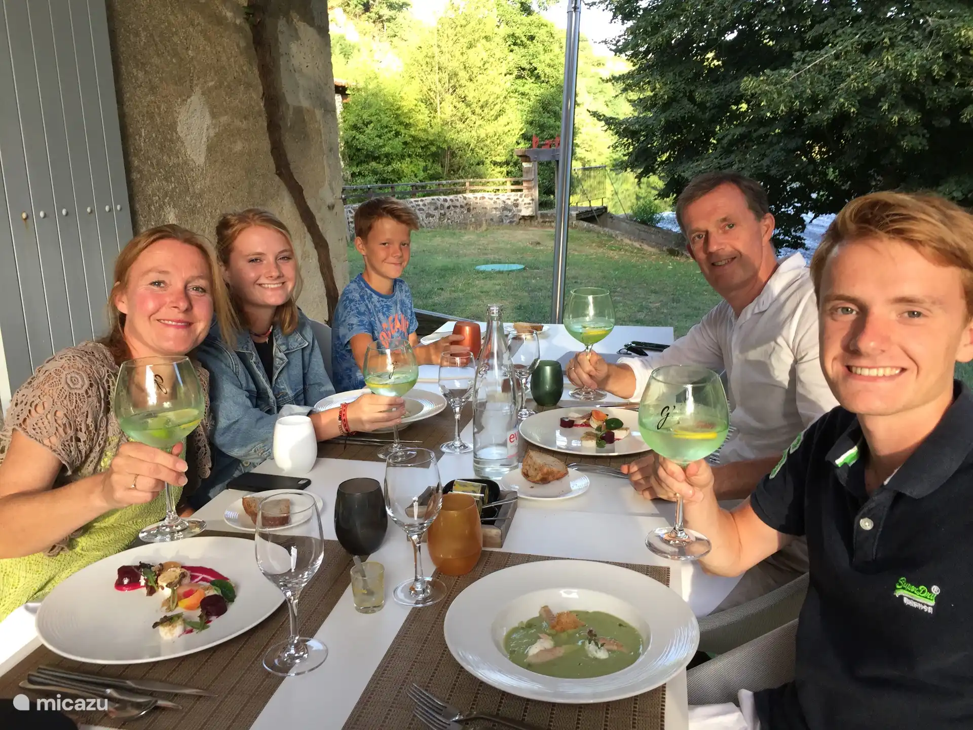 In restaurant Moulin de la Tardoire kan je heerlijk eten en genieten van een prachtig uitzicht.