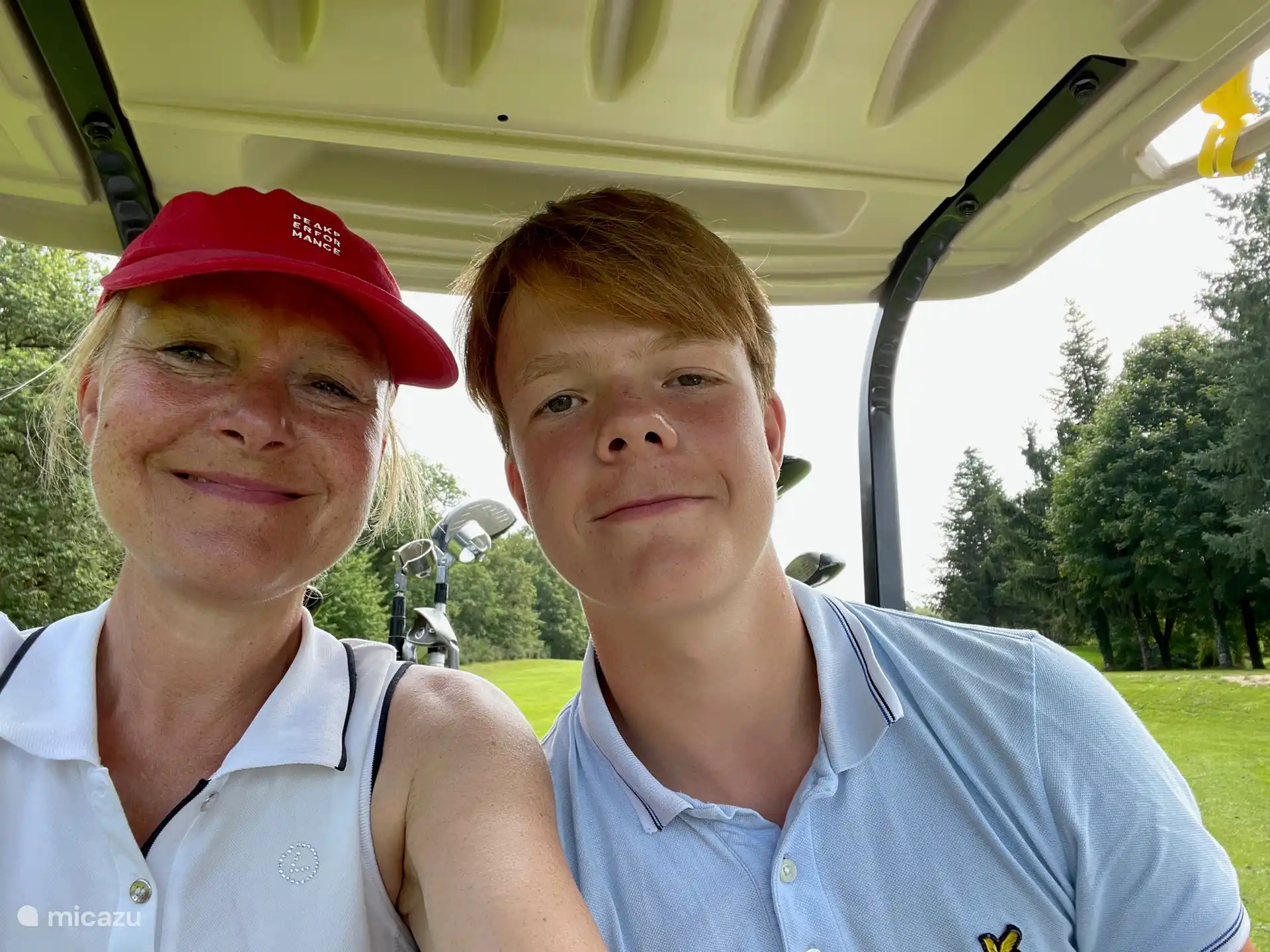 Gezellig samen golfen kan op internationale golfbaan De la Preze en is direct gelegen naast Village Le Chat.