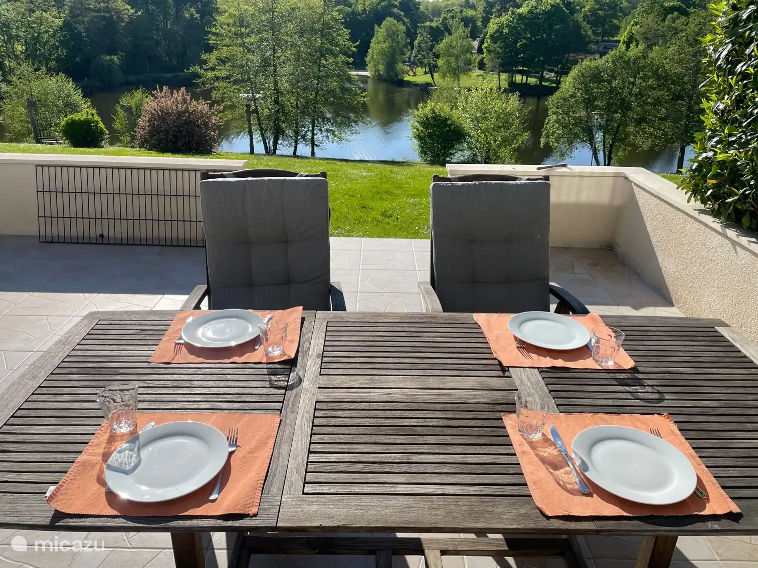 Mesa de comedor en terraza con vistas al lago