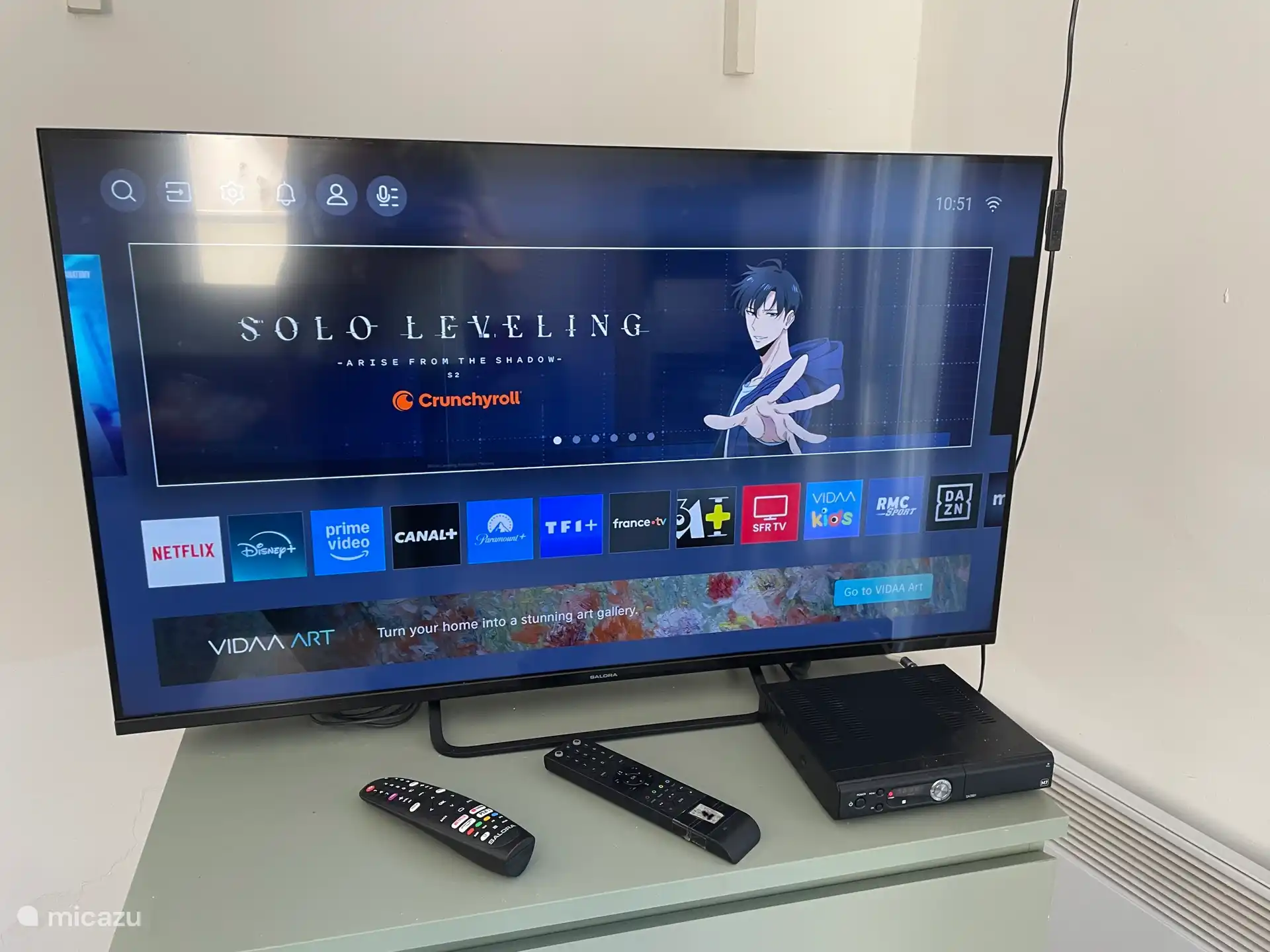 De televisie in de woonkamer is onlangs vernieuwd. Zenders zijn te ontvangen via Canal+ en diverse streamingsdiensten kunnen worden bekeken. 