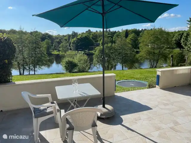 la charente en Francia, Charente, Écuras - casa vacacional Mesa de bebidas con vista al lago.