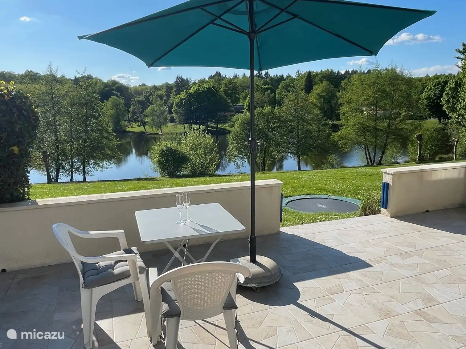 Mesa de bebidas en la terraza con vistas al lago