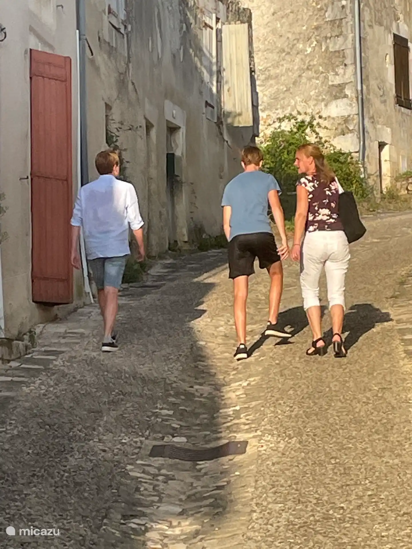 In de nabij gelegen stad Montbron zijn twee supermarkten en kan je een mooie wandeling maken.