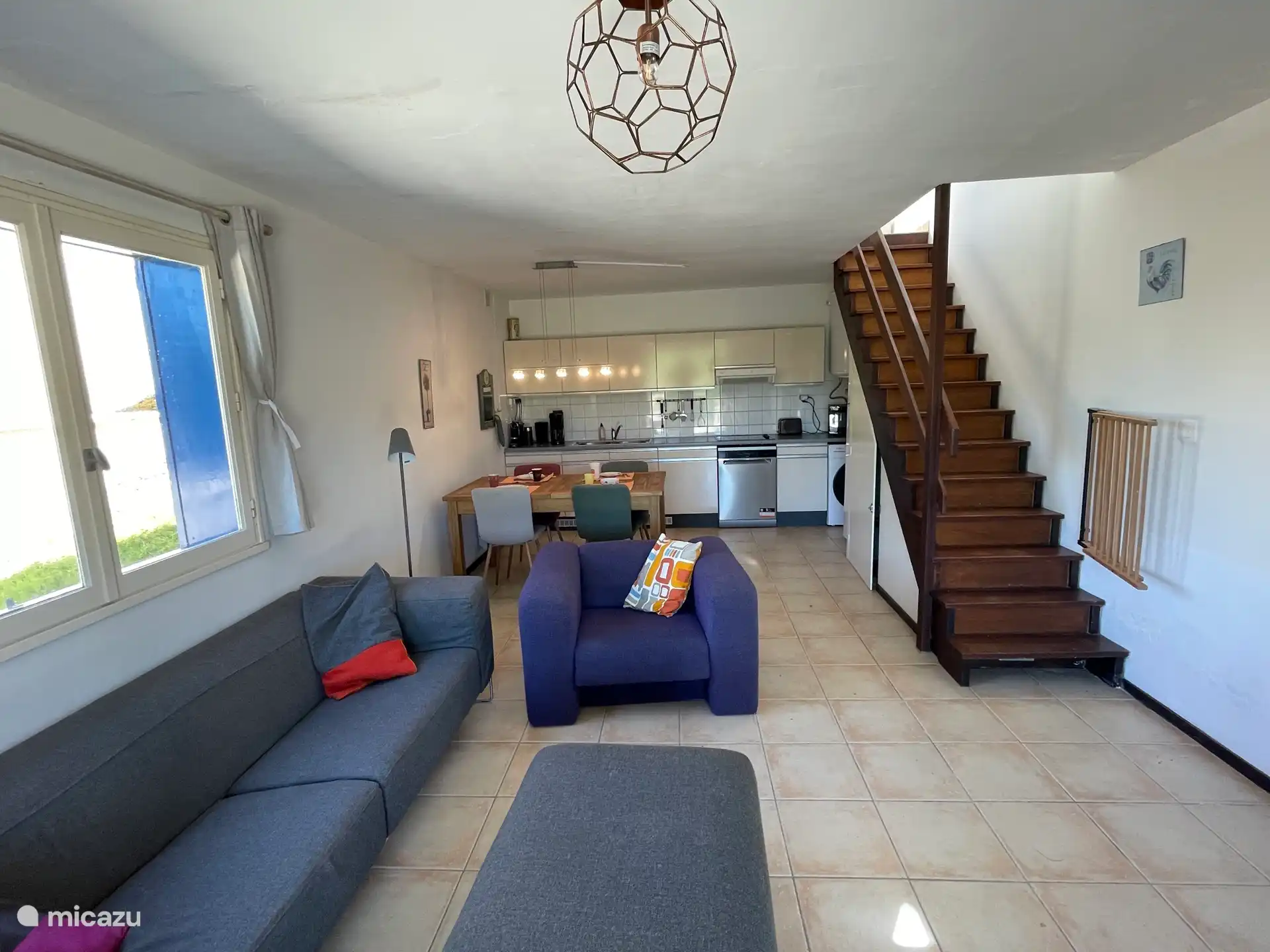 De woonkamer is modern ingericht en de keuken is van alle gemakken voorzien. De trap heeft een doorvalbeveiliging en een traphek.