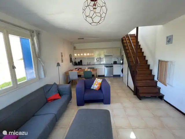 la charente en Francia, Charente, Écuras - casa vacacional El salón es moderno y la cocina está totalmente equipada. Las escaleras tienen una protección contra caídas y una puerta de escalera.