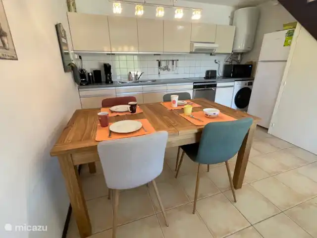 la charente en Francia, Charente, Écuras - casa vacacional El comedor es nuevo (2025) y la cocina está totalmente equipada: nevera/congelador grande, lavadora, lavavajillas, horno/microondas, Nespresso, cafetera, sandwichera y hervidor de agua.