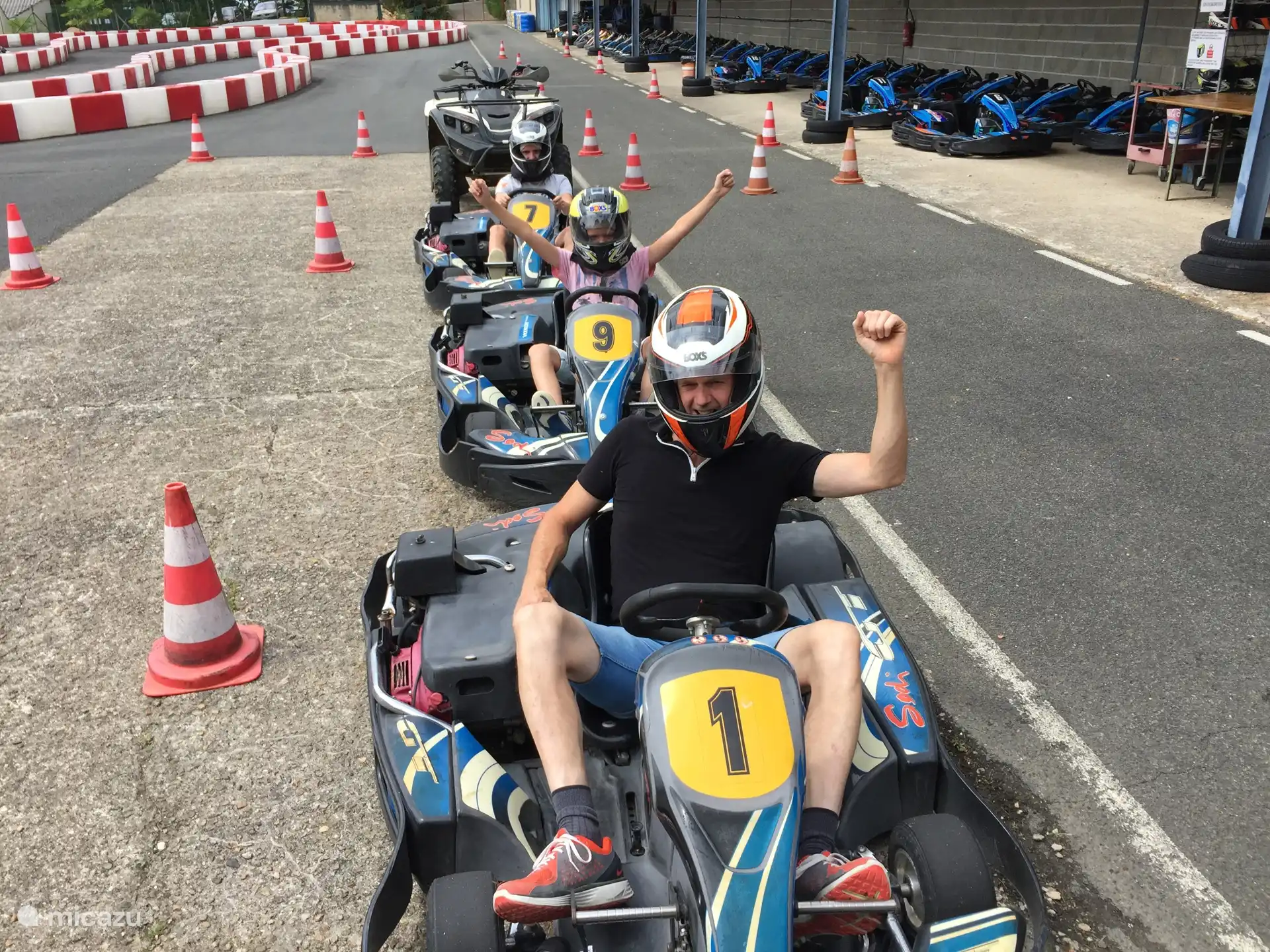 In Teyjat is een spectaculaire outdoor kartbaan: Karting du Perigord.