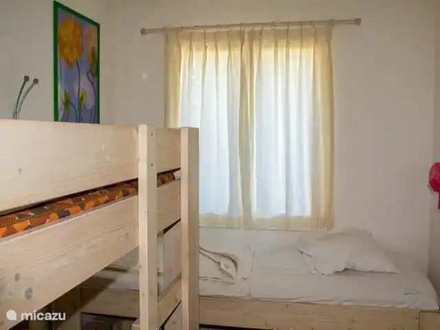 la charente en Francia, Charente, Écuras - casa vacacional En el dormitorio de los niños hay 3 camas; una cama individual y una litera. La habitación está pintada alegremente y colgada con bonitos grabados. Hay mucho espacio de almacenamiento.