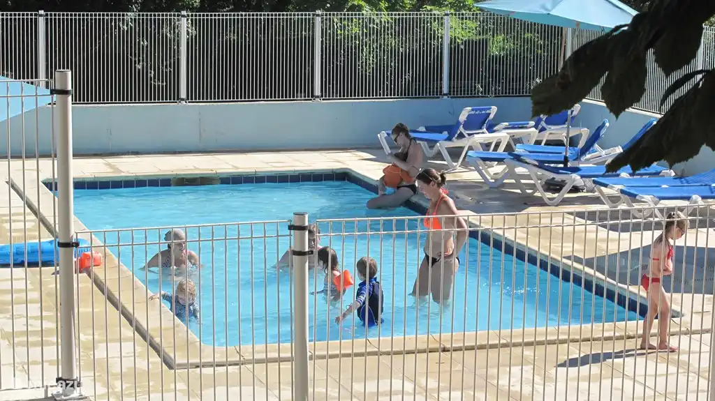 Het verwarmde peuterzwembad.
