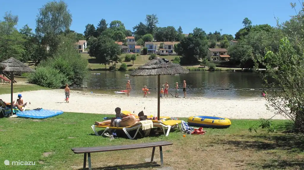 De woning ligt direct aan het meer, waarin gezwommen en gevist kan worden.