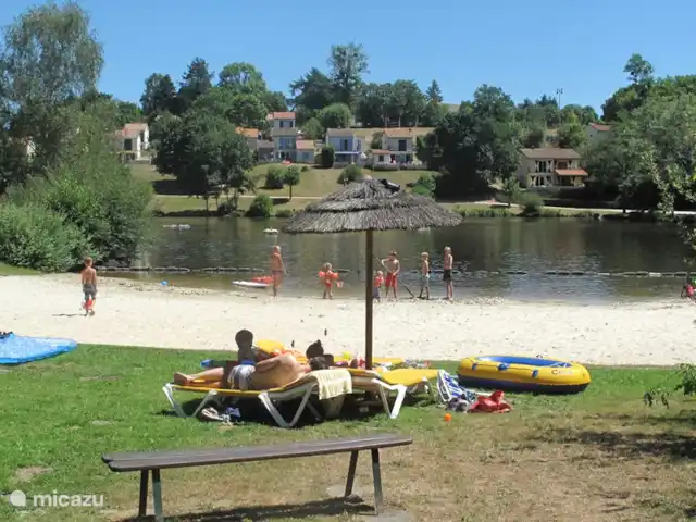 la charente en Francia, Charente, Écuras - casa vacacional La casa está ubicada directamente en el lago, donde se puede nadar y pescar.