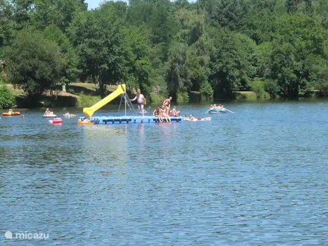 la charente en Francia, Charente, Écuras - casa vacacional Diversión acuática en el lago.
