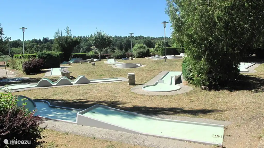 De midgetgolfbaan, onlangs vernieuwd, ligt op 100 meter van de woning. Eigen clubs en ballen zijn aanwezig in de woning.