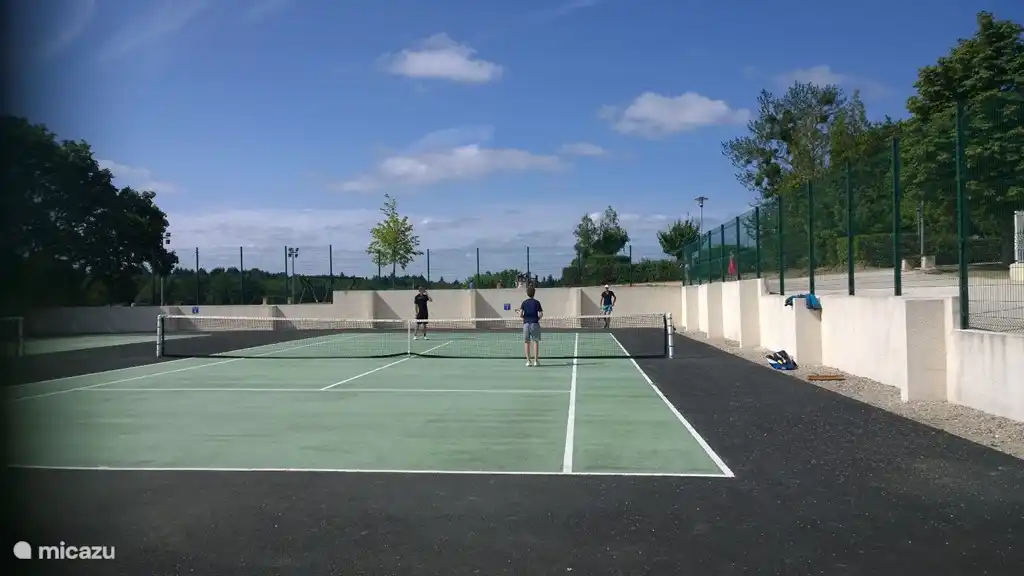 Er zijn 2 tennisbanen. In de zomer zijn er wekelijks tennistoernooien. In de woning zijn tennisrackets en ballen aanwezig zodat je zo vaak kan tennissen als je wilt.