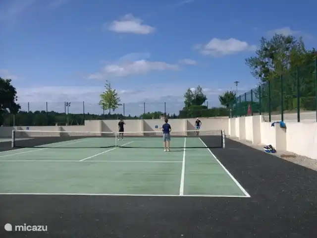 la charente en Francia, Charente, Écuras - casa vacacional Hay 2 canchas de tenis. En verano hay torneos semanales de tenis. Raquetas y pelotas de tenis están disponibles en la casa para que puedas jugar al tenis tantas veces como quieras.