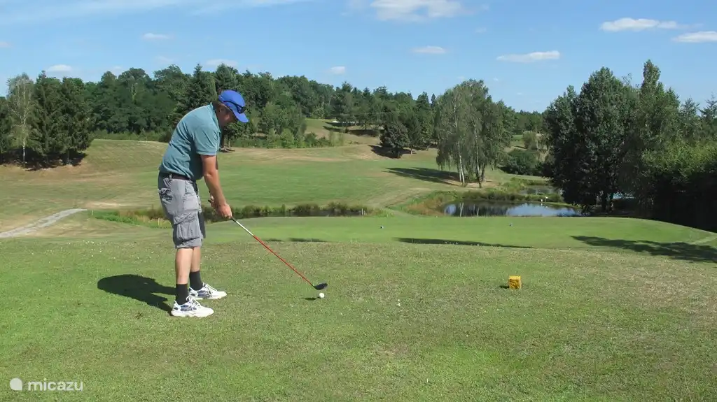 Direct naast het vakantiepark ligt Golfbaan De la Preze, een van de mooiste 18-holes golfbanen van Zuid-West Frankrijk inclusief 18 holes par-3 baan.
