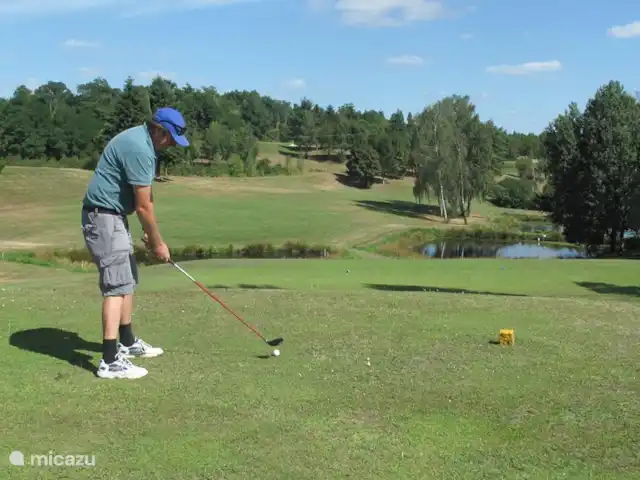 la charente en Francia, Charente, Écuras - casa vacacional Justo al lado del parque de vacaciones se encuentra el campo de golf De la Preze, uno de los campos de golf de 18 hoyos más bellos del suroeste de Francia, que incluye un campo de 18 hoyos par 3.