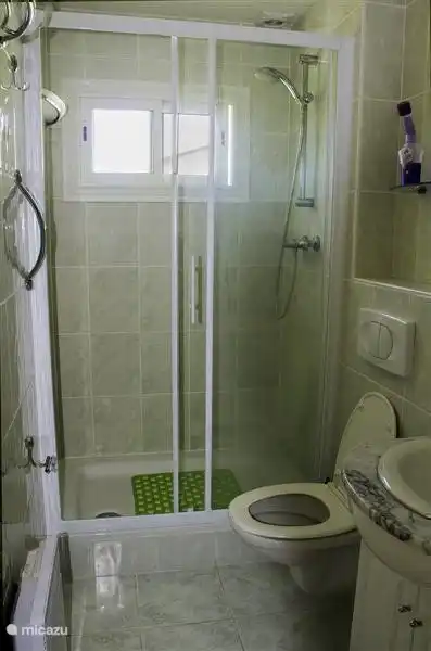 De douche is zeer ruim en geheel betegeld. Het water van de douche is snel warm en de straal is hard. Stoom wordt met een geluidloze ventilator afgezogen. Er zijn ruim voldoende haakjes aanwezig.