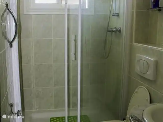 la charente en Francia, Charente, Écuras - casa vacacional La ducha es muy espaciosa y está totalmente alicatada. El agua de la ducha se calienta rápidamente y el chorro es duro. El vapor se extrae con un ventilador silencioso. Hay muchos ganchos disponibles.