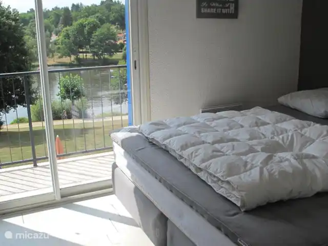 la charente en Francia, Charente, Écuras - casa vacacional El dormitorio principal se encuentra junto al balcón, con una hermosa vista sobre el lago.