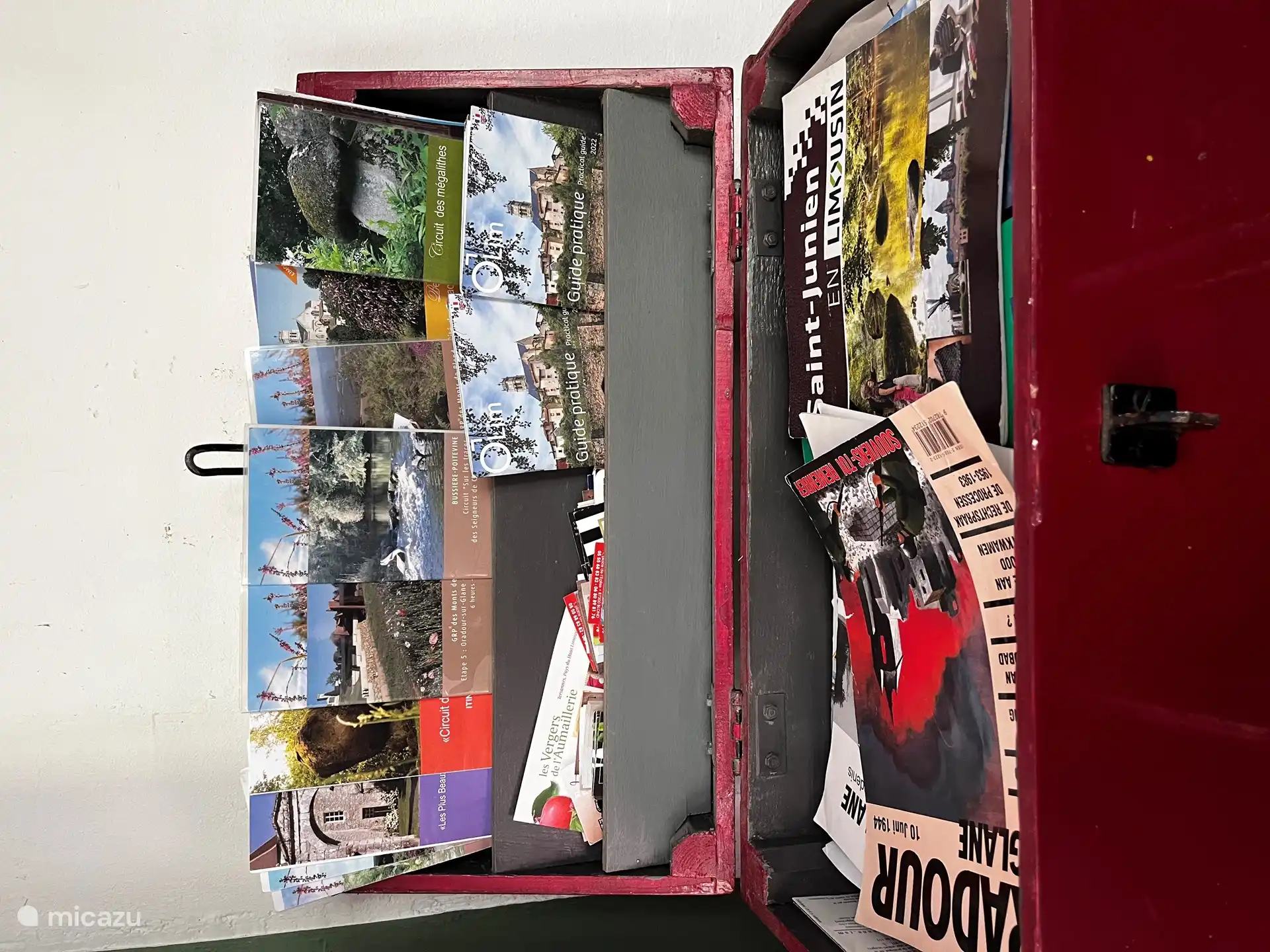 Koffer voller Informationen über Aktivitäten in der Umgebung