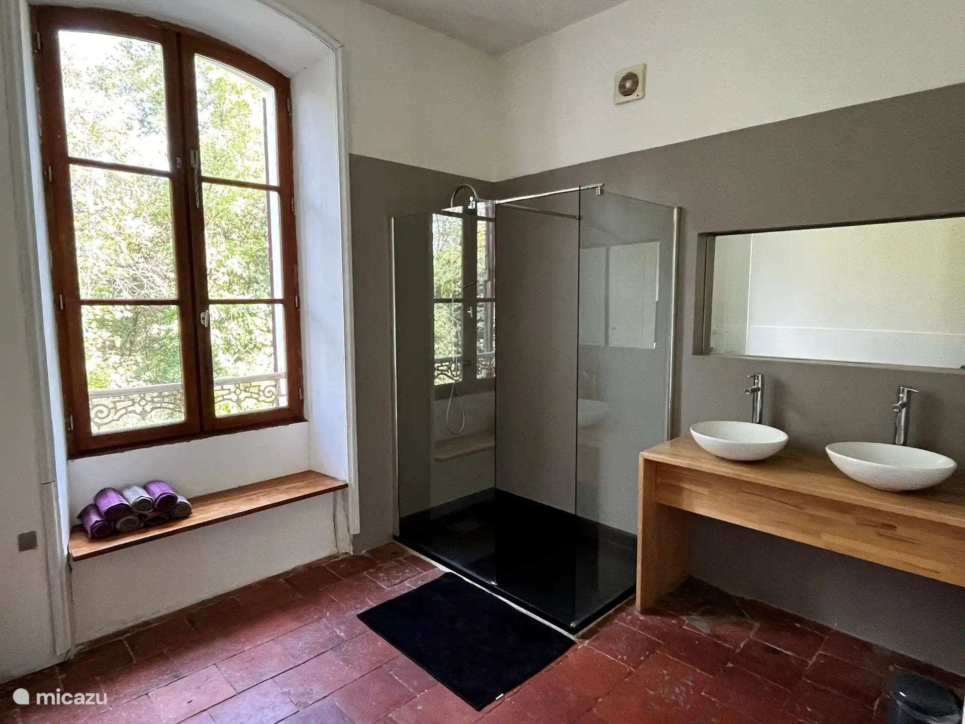 Diese ehemalige Küche im ersten Stock ist heute ein Badezimmer mit italienischer ebenerdiger Dusche und 2 Waschbecken.