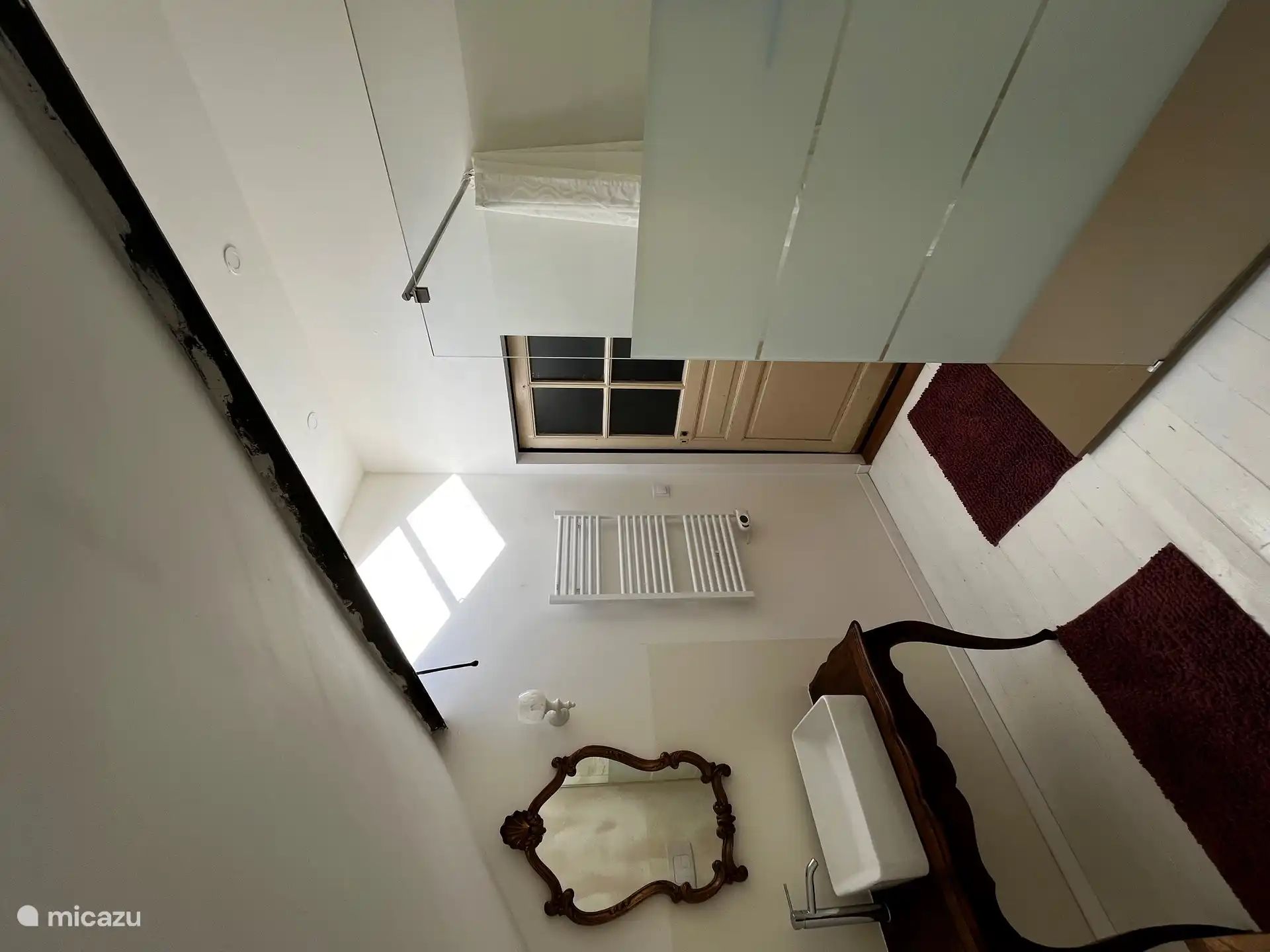 Badezimmer im zweiten Stock mit ebenerdiger Dusche, Toilette und Waschbecken.